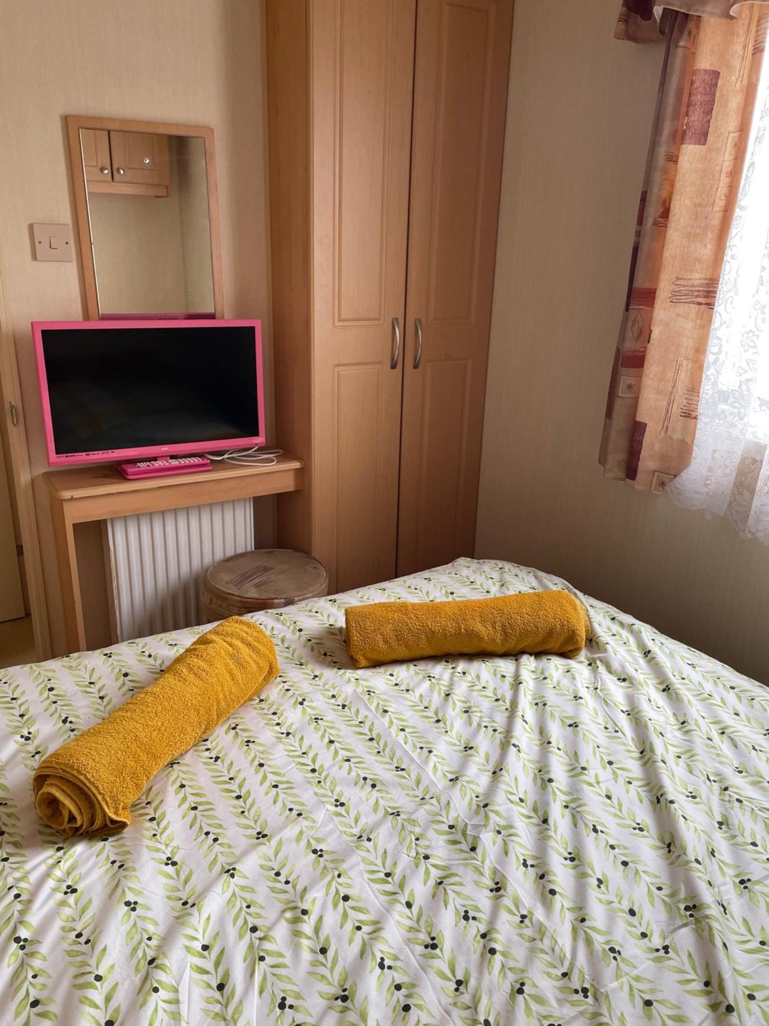 Cozy Camber Caravan 3 Bedroom Retreat With Decking Rye Exterior photo