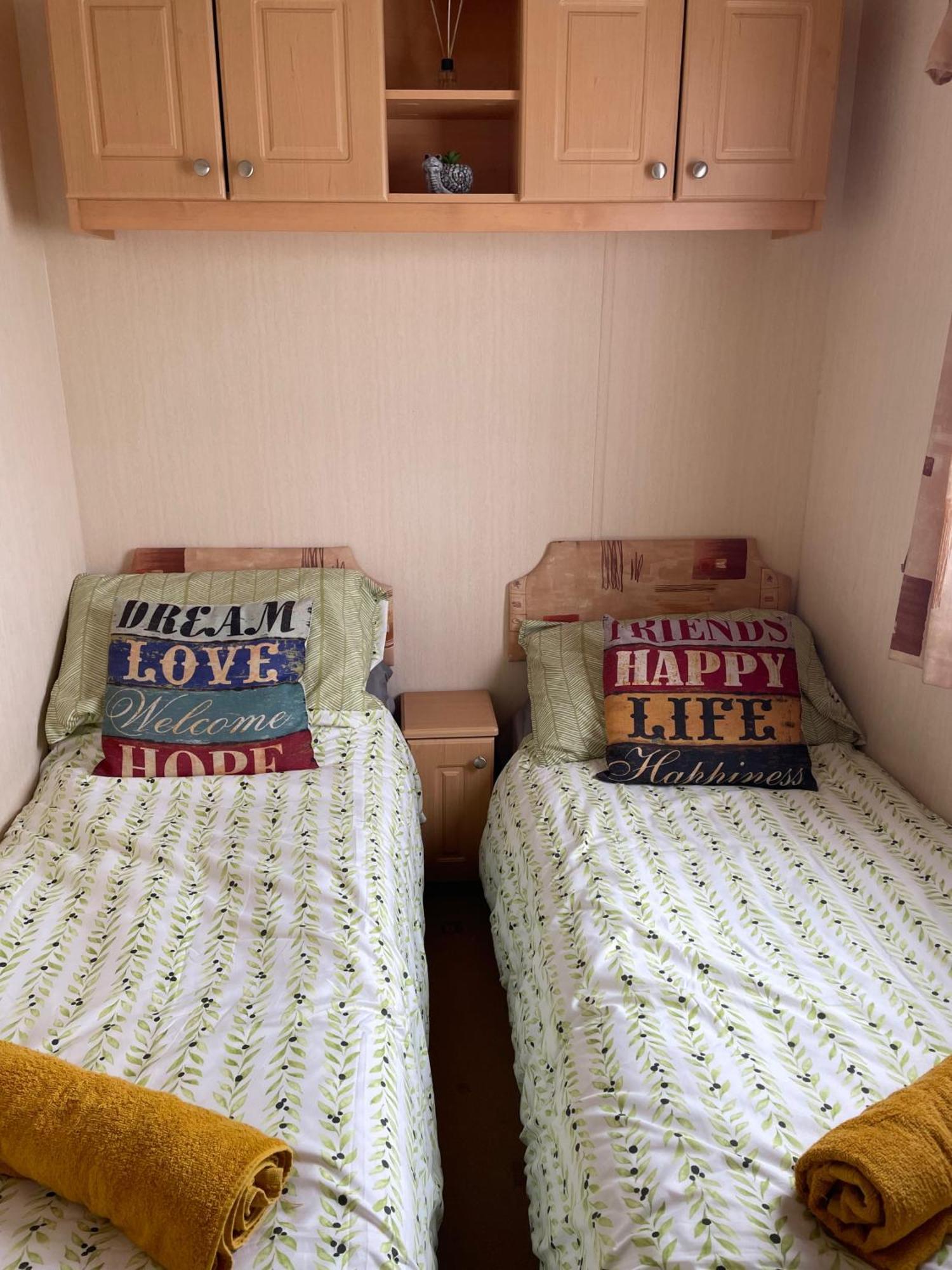 Cozy Camber Caravan 3 Bedroom Retreat With Decking Rye Exterior photo